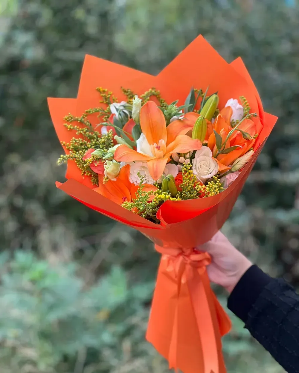 Turuncu lilyum, beyaz gül ve sarı dolgulu buket, turuncu kağıtta